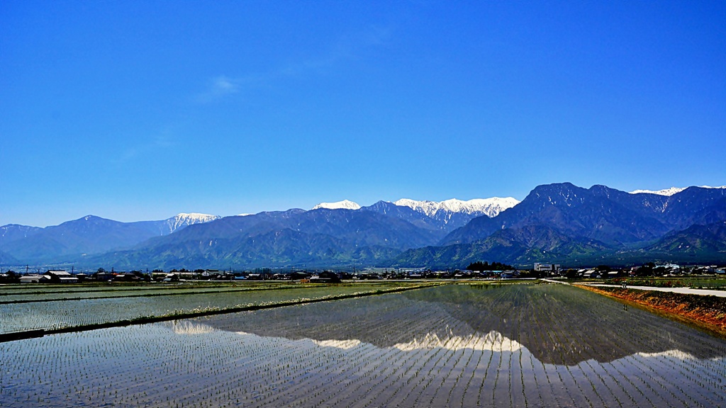 映る山脈
