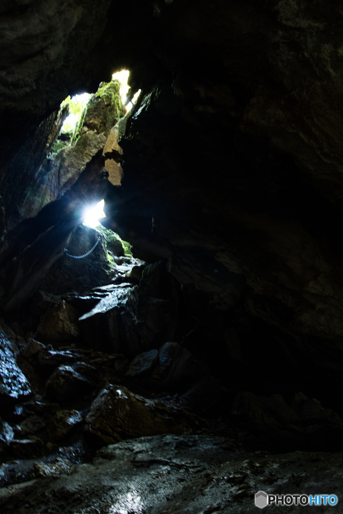洞窟を照らす光