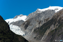 露出する山肌と氷河