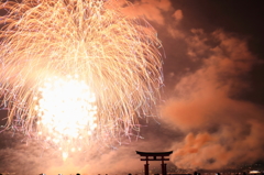 宮島水中花火～大鳥居を照らす