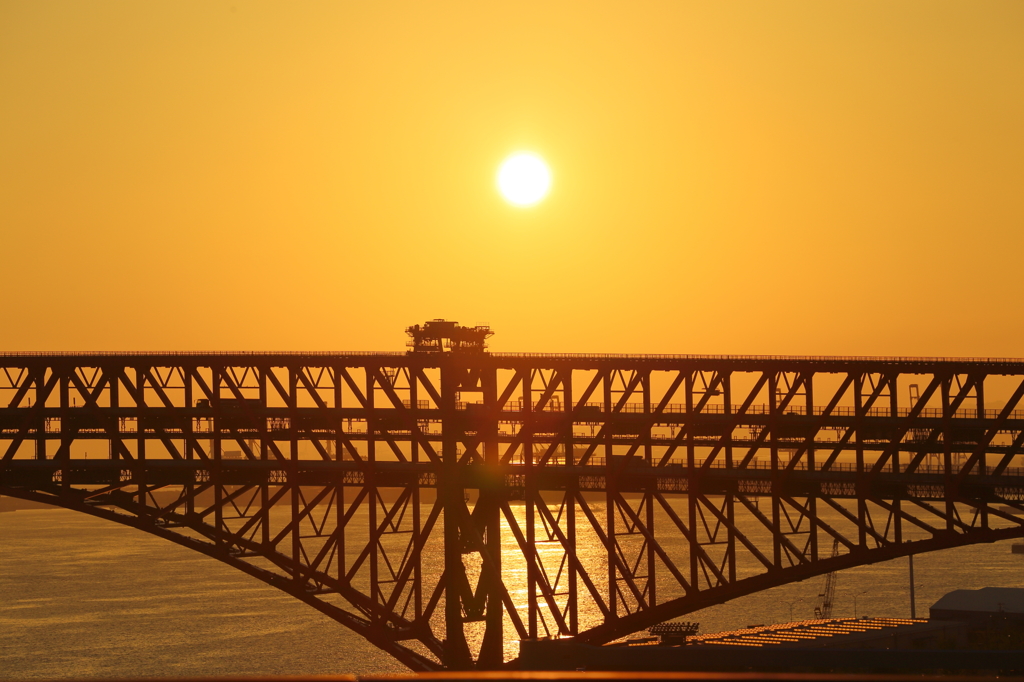 港大橋に沈む夕日