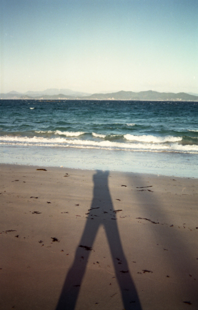 影と海