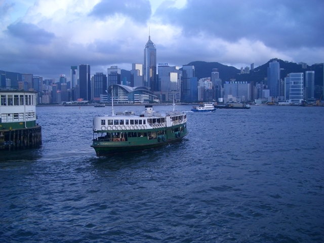 香港・・・船で向こう岸へ行きましょう。