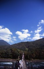 吊り橋。
