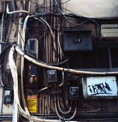 集中するコンタクト。
