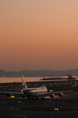 夕日に染まる飛行機