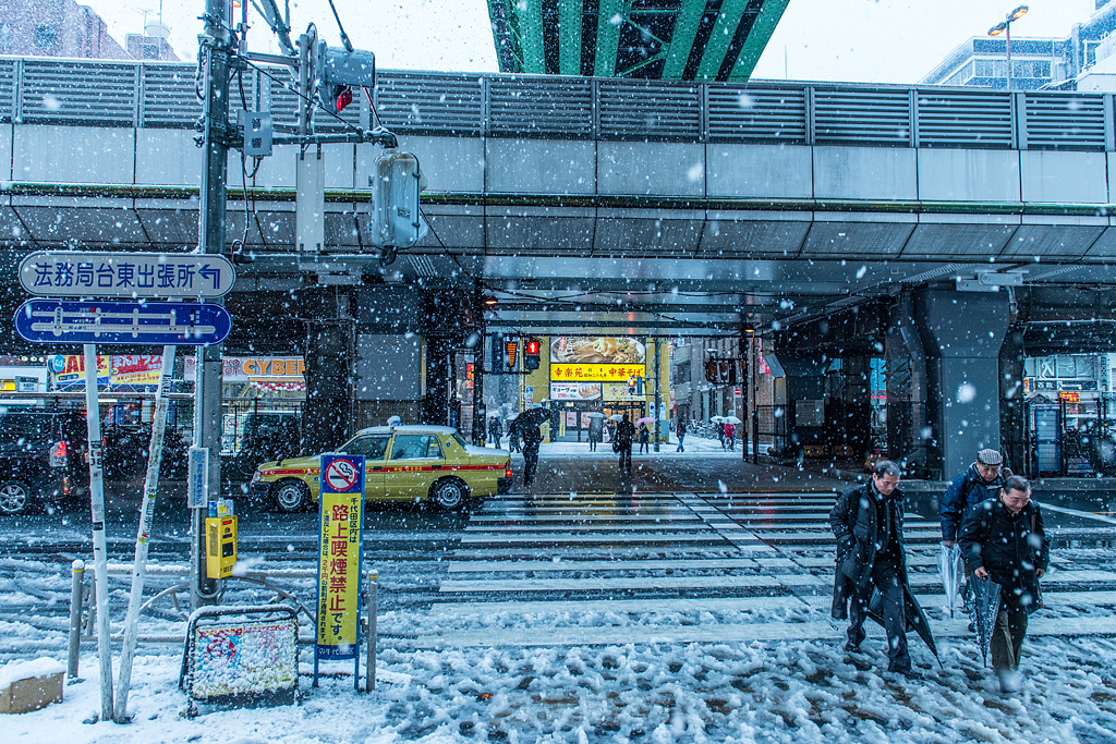 ある雪の日の秋葉原(昭和通り)
