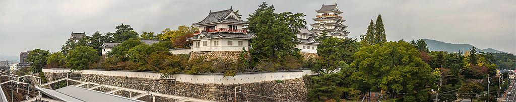 彩づき始めた福山城