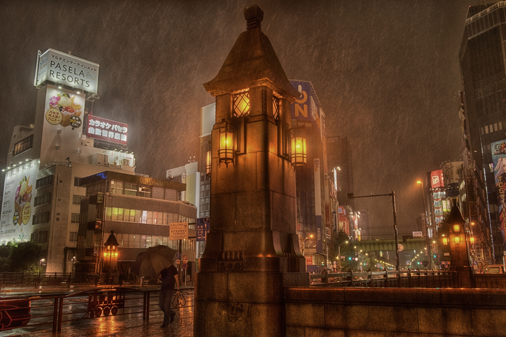 台風の夜の万世橋