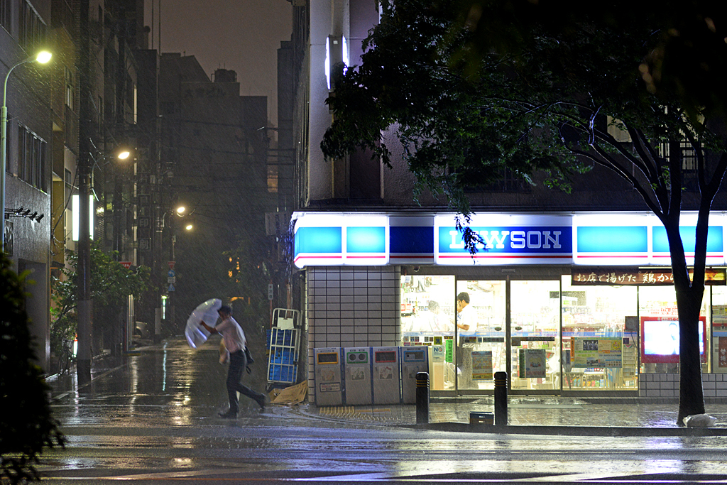 台風4号の猛烈な暴風雨