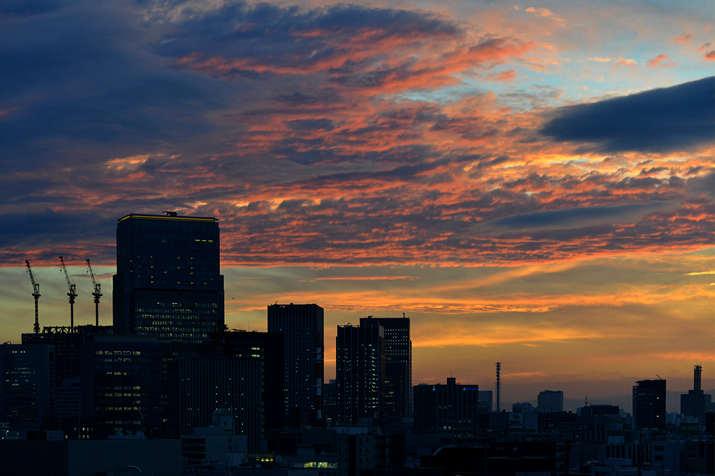 美しく輝く都会の夕景２