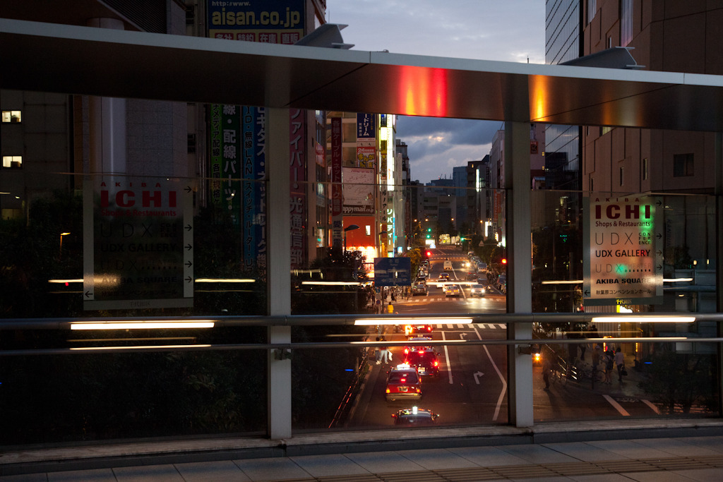 夜景に染まる通路