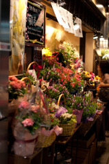 夜景に輝く花屋さん２