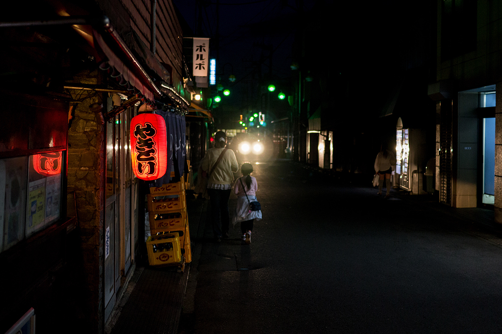 帰宅する親子