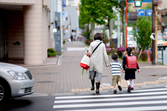 手をつないで渡ろう