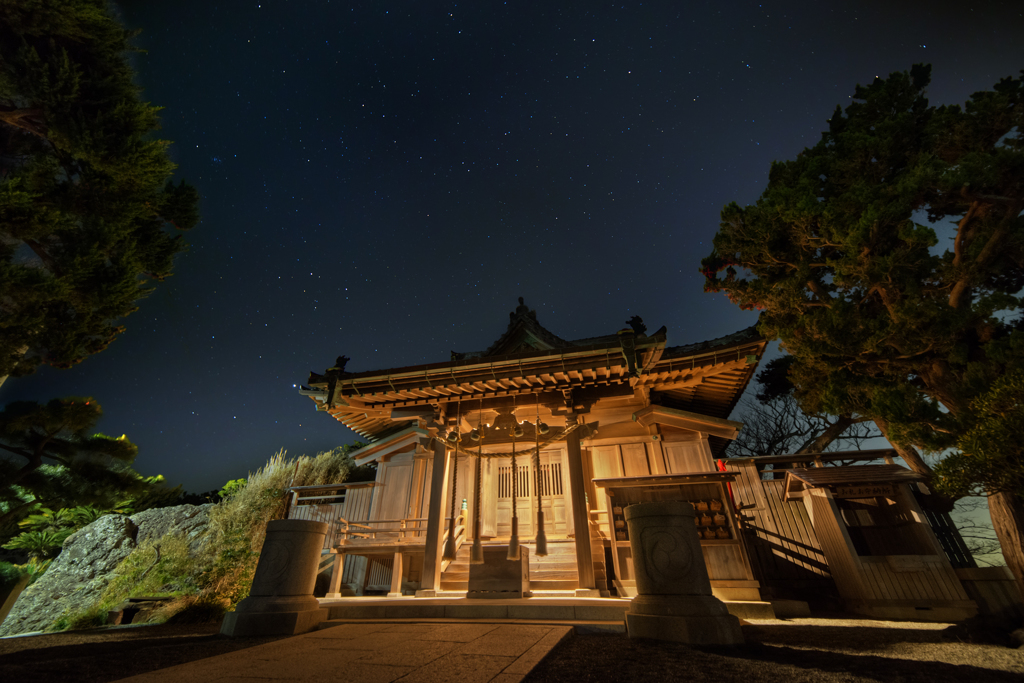 星に包まれる森戸神社