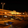 オレンジ色の光に包まれる夜の宇都宮駅