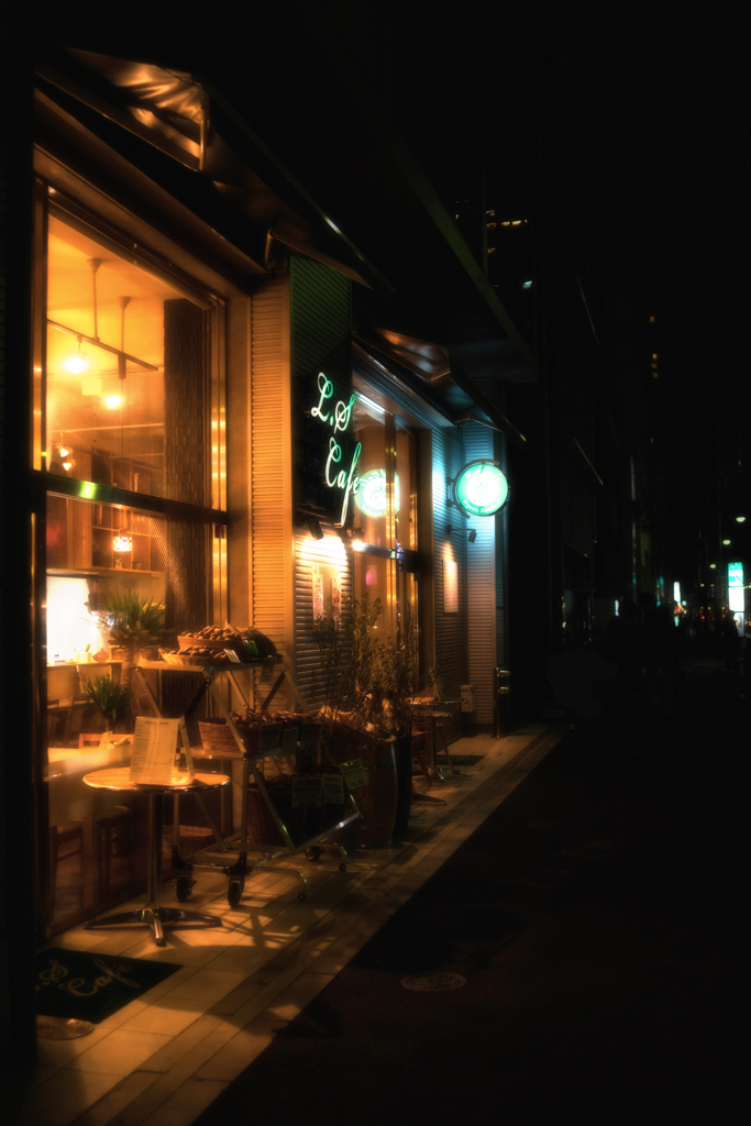 夜のおしゃれなカフェ
