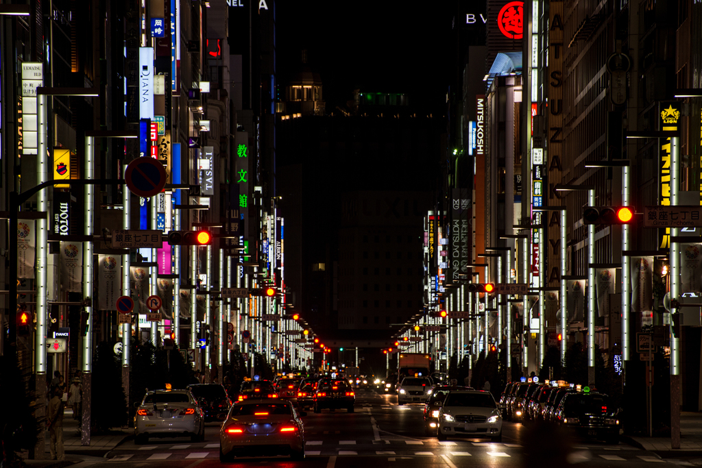 銀座中央通りの夜