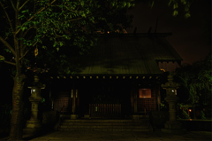 月島を守る住吉神社の夜の佇まい