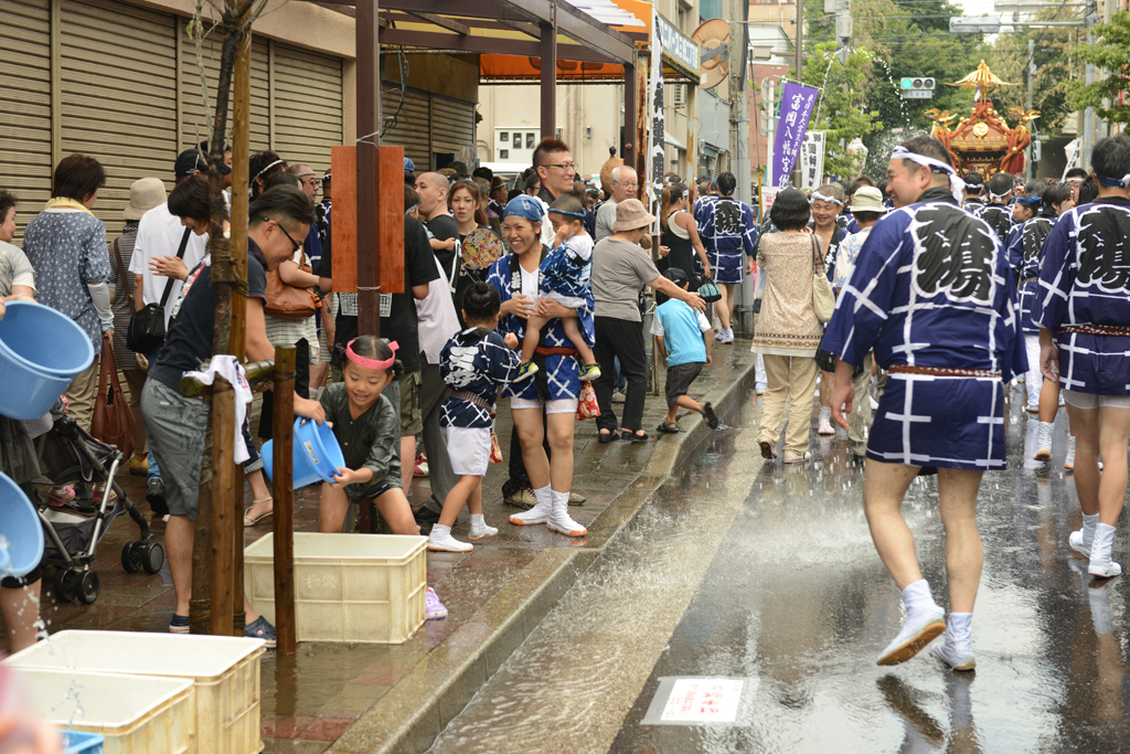 沿道からの水(富岡八幡宮例大祭1)