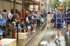 沿道からの水(富岡八幡宮例大祭1)