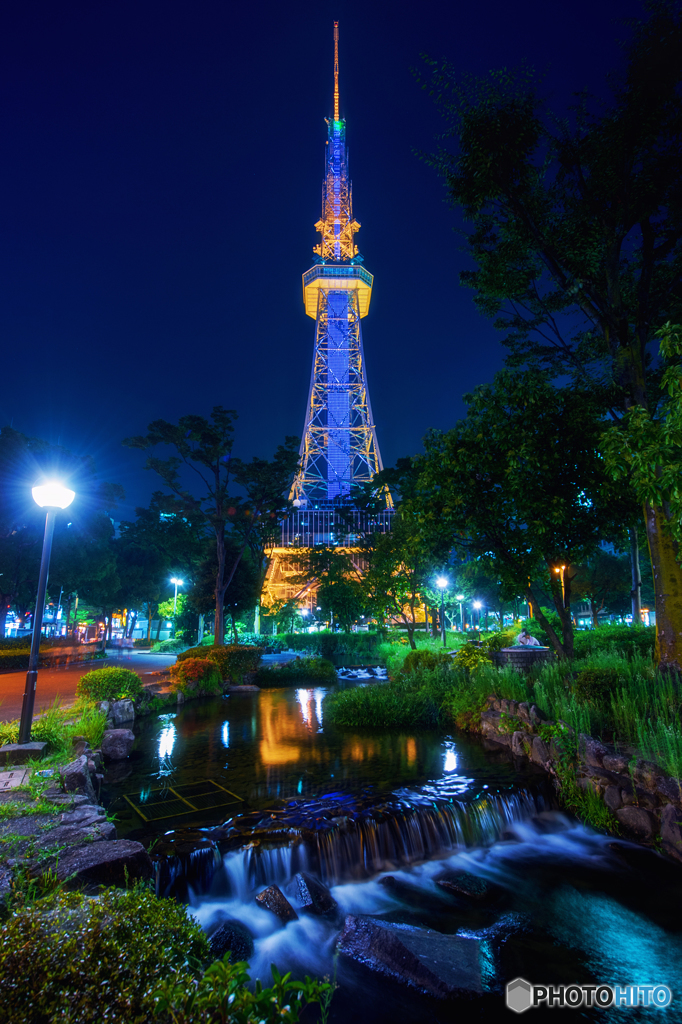名古屋テレビ塔と水の流れ