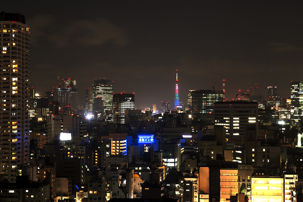 五輪カラーに煌く東京タワー