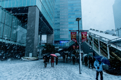 ある雪の日の秋葉原(UDX横での吹雪)