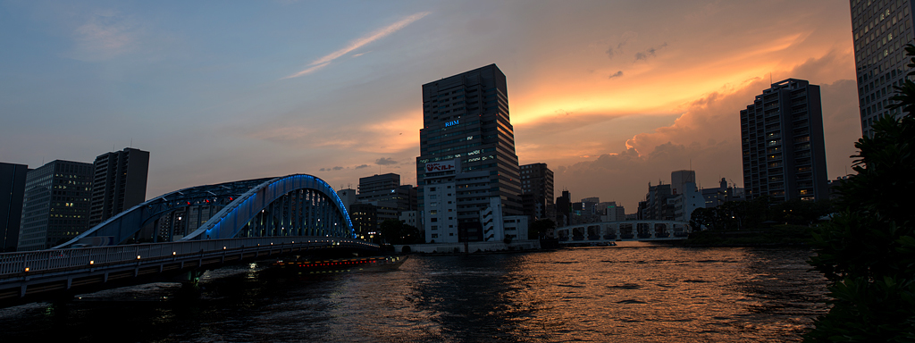 夕焼けに染まる永代橋