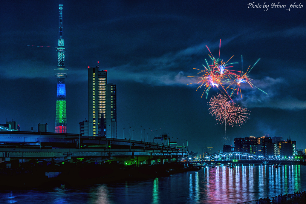  彩られる東京の空