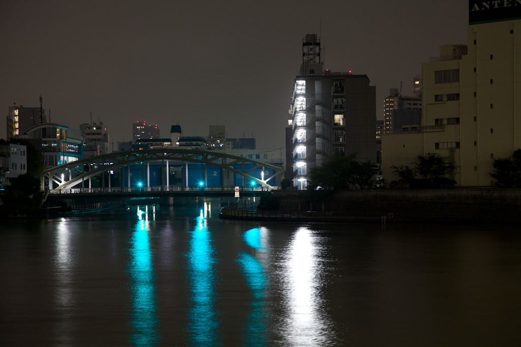 青色に染まる橋
