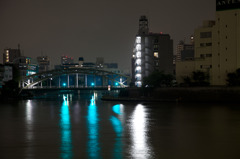 青色に染まる橋