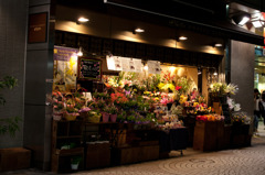 夜景に輝く花屋さん