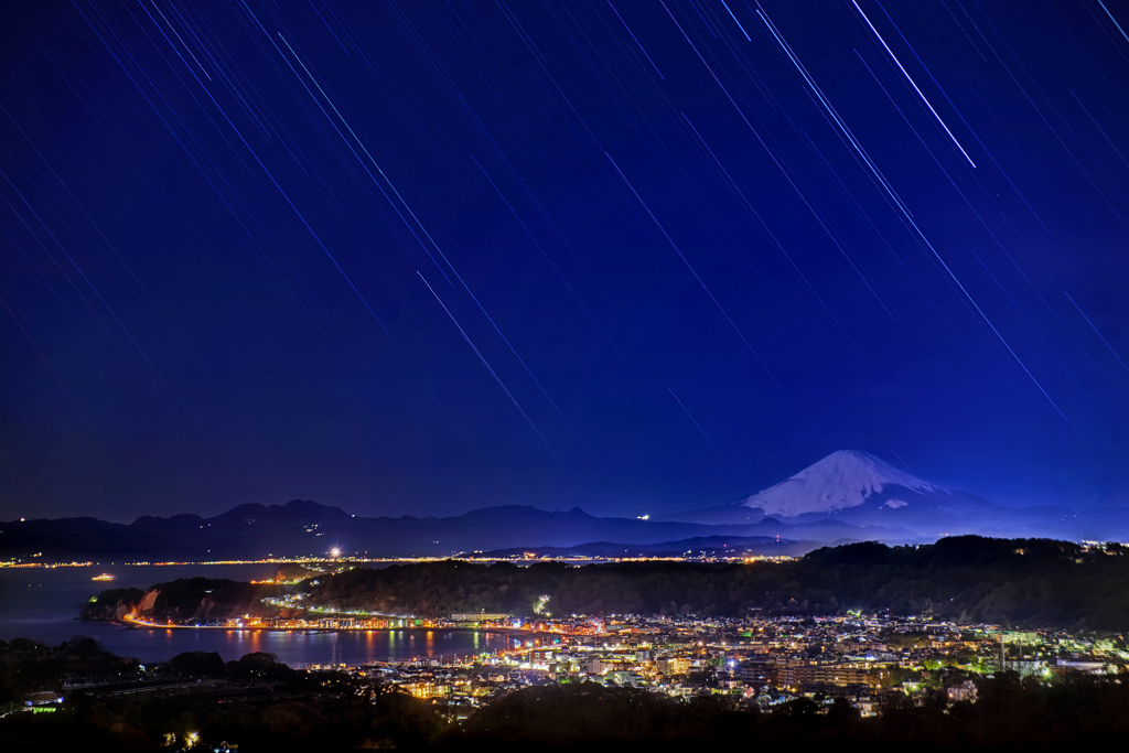 星降る富士山に見つめられる夜