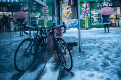 ある雪の日の秋葉原(自転車と佇む)