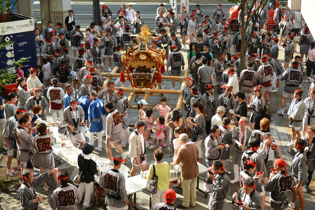 豊洲御輿を囲む(富岡八幡宮例大祭6)