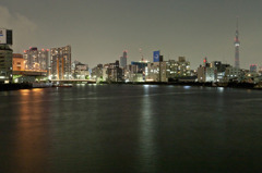 夜に佇むスカイツリー