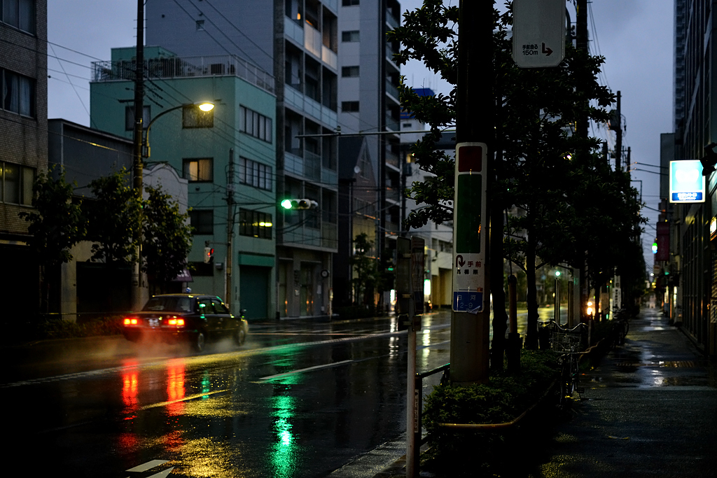朝雨の駅前