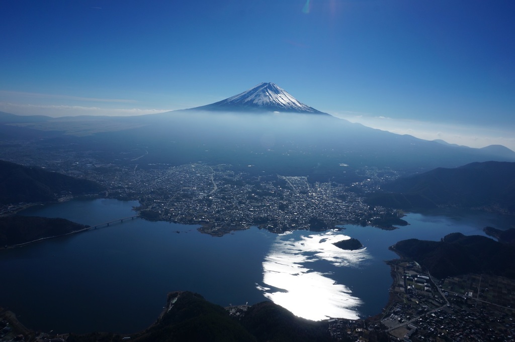 光る河口湖と富士山