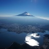 光る河口湖と富士山