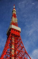 青い空のしたに立ている東京タワー
