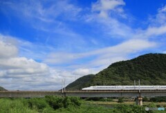 夏の青空と新幹線