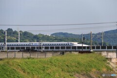 河川敷を行くのぞみ