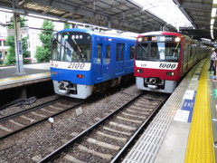 京急品川　赤と青