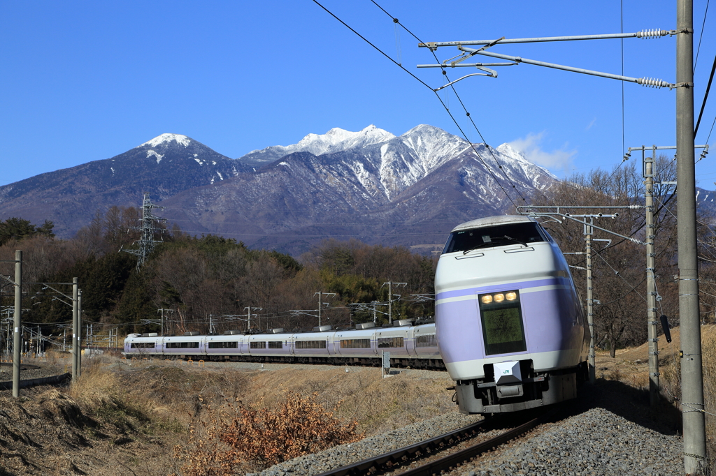 八ヶ岳を背に～スーパーあずさ～