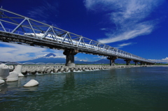 富士川橋梁を駆け抜ける