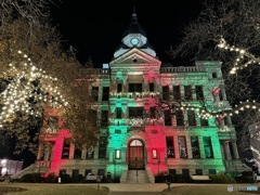 クリスマスライトアップされる庁舎