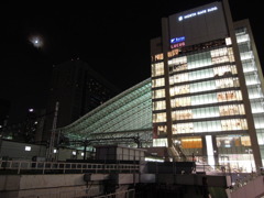 ステーションと月
