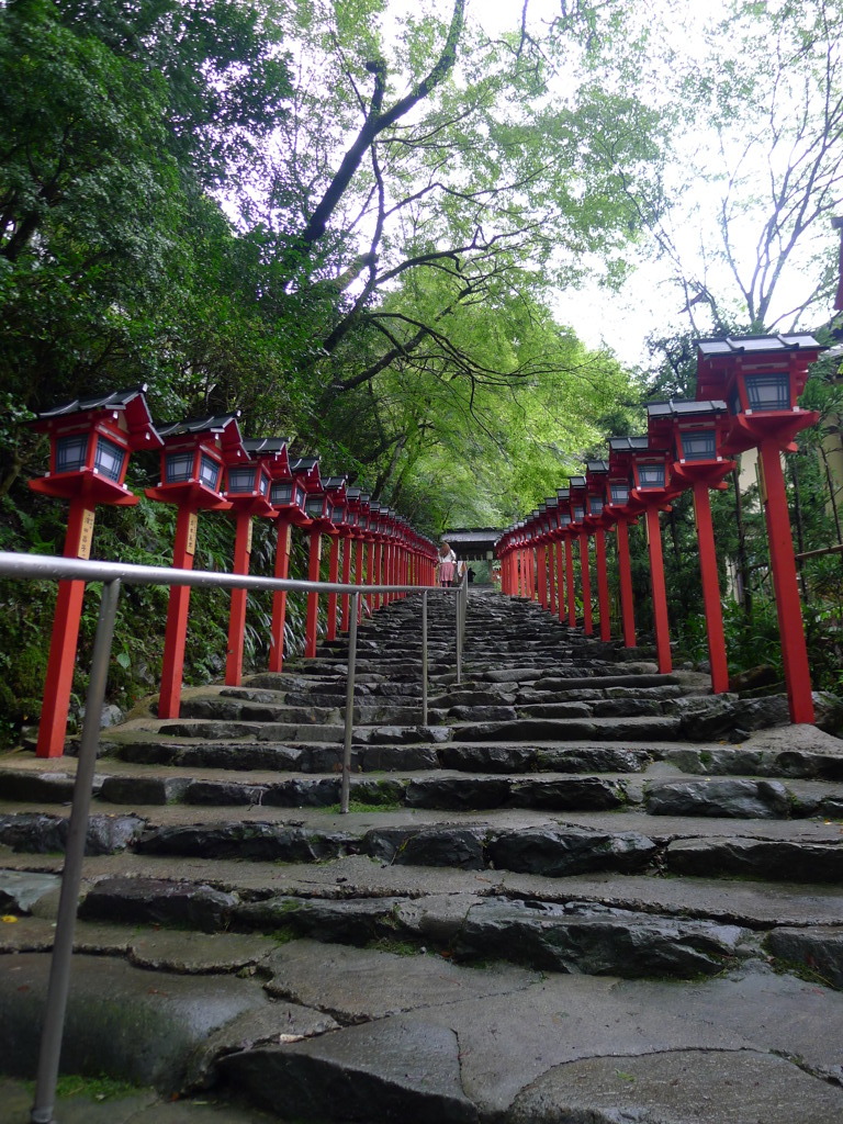 貴船神社を行く